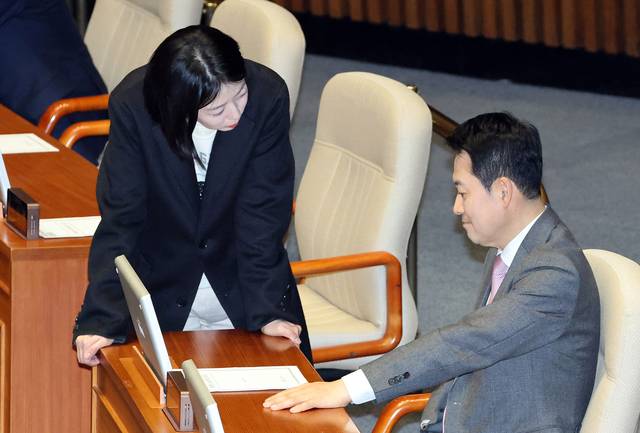 국민의힘 장동혁(오른쪽) 당대표와 서울시당위원장인 배현진(왼쪽) 의원이 지난 2월 9일 국회에서 열린 2월 임시국회 본회의에서 대화하고 있다.[연합뉴스 사진]