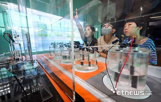 제20회 에너지의 날을 맞아 재생에너지, 탄소중립 등 관련 지식을 습득할 수 있는 과학 전시가 관심을 받고 있다. 22일 국립과천과학관을 방문한 어린이들이 '수소와 산소는 어떻게 전기를 만들까?' 콘텐츠를 체험하고 있다. 김민수기자 mskim@etnews.com