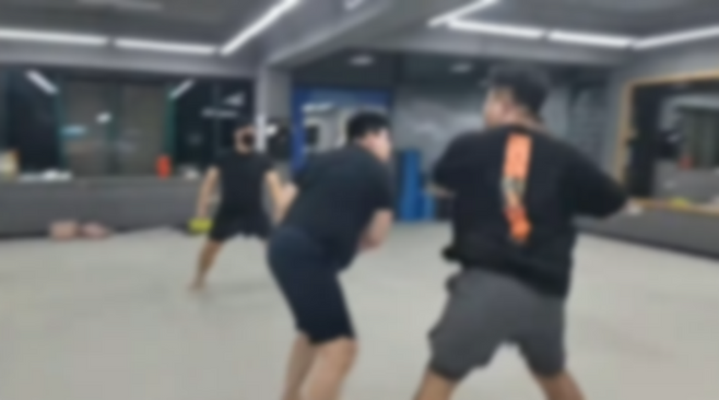 격투 유튜버 엄모씨가 한 유튜브 채널에서 한 건달 출신 A씨와 맨손 복싱 대결을 벌이고 있다. 유튜브 '정신병동' 채널 캡처.