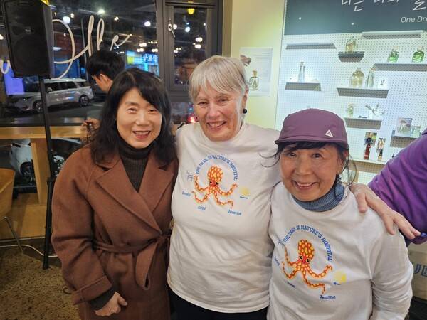 지난 2월28일 서귀포시 서귀동 제주올레여행자센터에서 찍었다. 왼쪽부터 허 시인, 길을 내라고 고인을 부추긴 잔 캐서린 헤니, 고인. 허 시인 제공