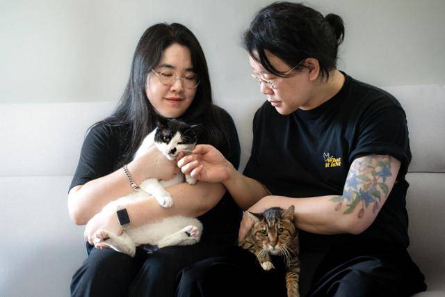 고양이 호랭과 창문을 키우는 주양육자인 김지양(왼쪽)씨가 가족사진을 찍고 있다. 김씨 제공