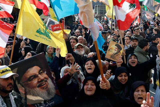 레바논 친이란 무장정파 헤즈볼라 지지자들이 11일 베이루트 정부궁 앞에서 정부와 이스라엘의 평화 회담에 반대하며 헤즈볼라 지도자 하산 나스랄라의 사진을 들고 시위를 벌이고 있다. 베이루트=EPA 연합뉴스
