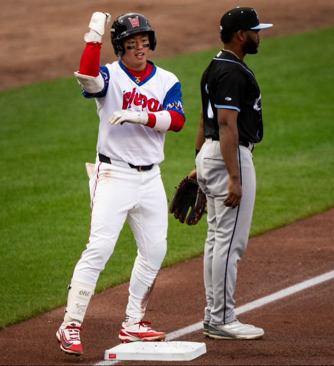 보스턴 레드삭스 산하 마이너리그 구단에서 활약하고 있는 대만인 내야수 정쭝저(왼쪽). 우스터 레드삭스 SNS