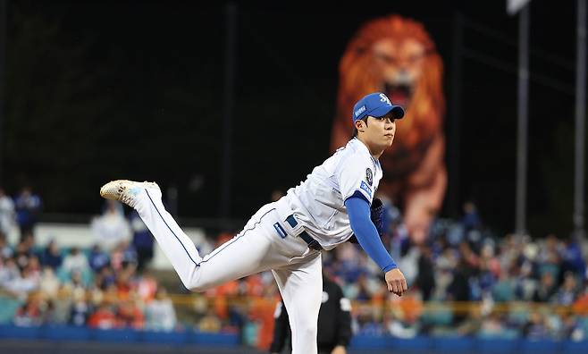 <yonhap photo-4670="">22일 대구 삼성라이온즈파크에서 열린 2025 프로야구 KBO리그 포스트시즌 플레이오프 4차전 한화 이글스와 삼성 라이온즈의 경기. 1회초 삼성 선발투수 원태인이 역투하고 있다. 연합뉴스</yonhap>