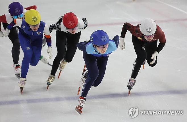 12일 서울 양천구 목동아이스링크에서 열린 2026~27 쇼트트랙 국가대표 2차 선발대회. 여자 1000ｍ 준결승에서 최민정이 질주하고 있다. 사진=연합뉴스