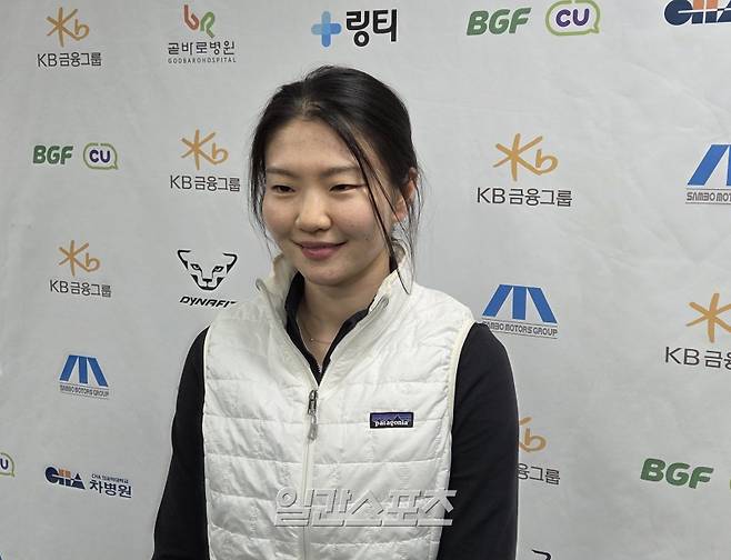 쇼트트랙 심석희가 12일 서울 목동아이스링크에서 열린 2026~27 국가대표 2차 선발전을 마친 뒤 취재진과 만나 인터뷰를 진행하고 있다. 목동=김우중 기자