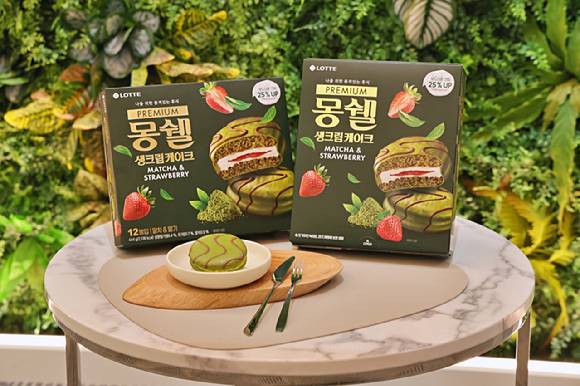 프리미엄 몽쉘 말차&딸기. [사진=롯데웰푸드]