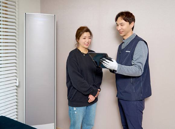 삼성전자서비스 엔지니어가 에어컨 사전 점검 서비스를 제공하고 있다. [사진=삼성전자서비스]