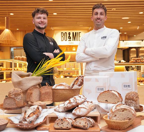 신세계백화점 강남점 내 신세계푸드가 운영하는 보앤미 매장에서 미쉐린 3스타 레스토랑 출신 마티유 파비에(오른쪽) 등 파티쉐들이 건강빵 신제품 6종을 소개하고 있다. [사진=신세계푸드]
