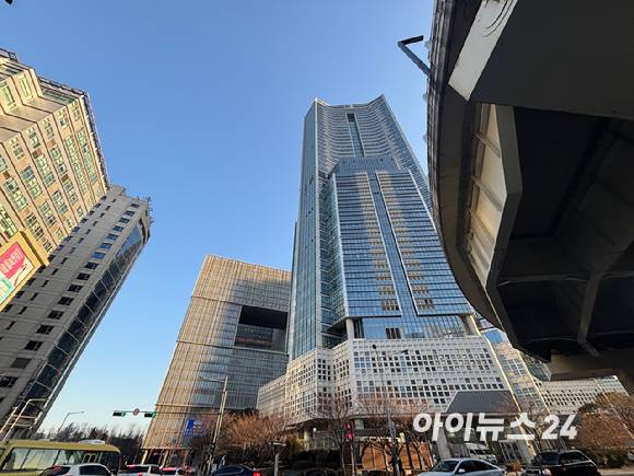 마포·용산·성동 일대에서 전세 매물 감소와 가격 상승이 이어지며 ‘전세→매매’ 수요 이동이 본격화되고 있다는 분석이 나온다. 사진은 신용산역과 용산역 사이에 위치한 '래미안용산더센트럴' 전경. [사진=김민지 기자]