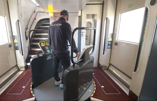 프랑스 TGV에 설치된 휠체어 장애인용 리프트. 사진 코레일