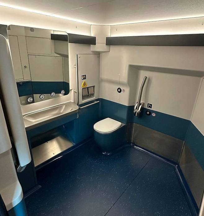 프랑스 TGV의 장애인 화장실은 공간을 넉넉히 확보했다. 사진 코레일