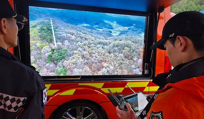 동물원 탈출 늑대를 찾아라 대전 오월드(동물원)에서 늑대 한 마리가 탈출한 가운데 9일 현장에 출동한 119 소방대원들이 열화상 카메라가 탑재된 드론을 활용해 늑대의 위치를 수색하고 있다. 지난 8일 탈출한 늑대는 지난 2024년에 태어난 생후 2년 된 수컷으로 무게는 약 30kg이며, 사파리에서 땅을 파고 탈출했다.김성태 객원기자