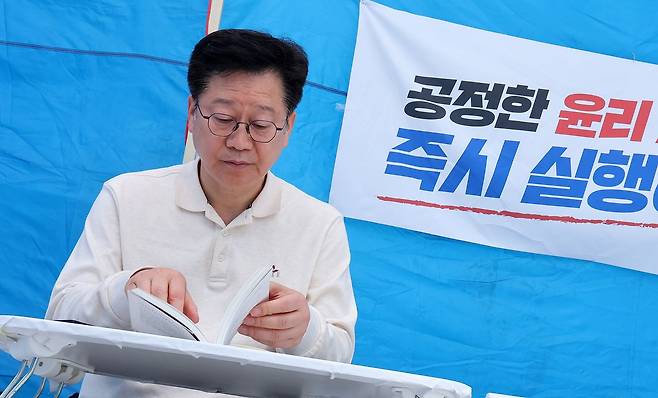 전북지사 경선에서 낙마한 안호영 더불어민주당 의원이 12일 서울 여의도 국회 본청 앞에서 이원택 전북지사 후보의 '주류·식사비 대납' 의혹에 대한 재감찰을 요구하며 단식 투쟁을 하고 있다. 뉴스1