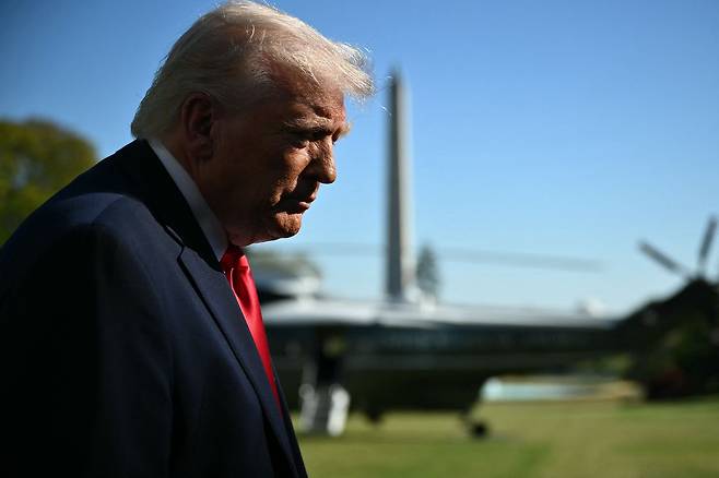 도널드 트럼프 미국 대통령이 11일(현지시간) 플로리다 마이애미에서 열리는 종합격투기 UFC 대회 관람을 위해 백악관을 떠나 전용헬기로 이동하고 있다. 이란과의 종전협상 결국 결렬된 이날 트럼프 대통령은 오전엔 백악관 인근 자신의 골프장에서 골프를 쳤고, 저녁엔 전용기 편으로 마이애미로 이동해 가족과 함께 UFC 대회를 관람했다. AFP=연합뉴스