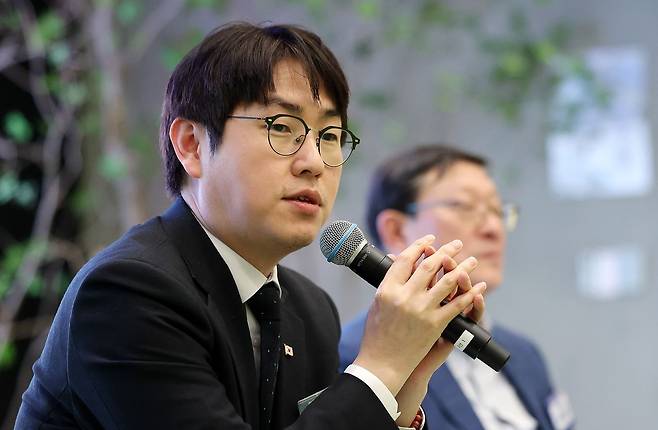 하정우 AI미래기획수석이 10일 서울 강남구 역삼동 GS타워에서 열린 AI 혁신위원회 3차 회의에서 모두 발언을 하고 있다. 뉴스1