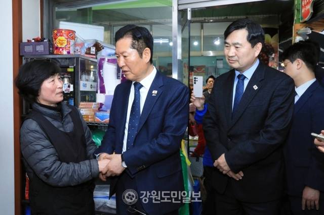 ▲ 정청래 더불어민주당 당대표가 12일 오전 ‘국민 곁으로! 현장 속으로’ 강원 민생현장 방문의 일환으로 인제 북면 원통전통시장을 찾아 민심 공략에 나섰다. 이동명 기자