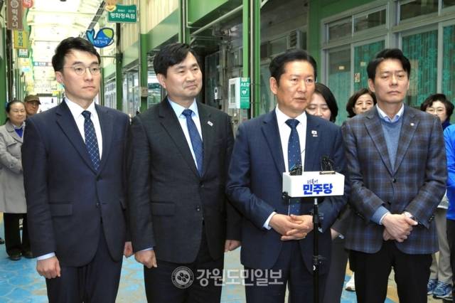 ▲ 정청래 더불어민주당 당대표가 12일 오전 ‘국민 곁으로! 현장 속으로’ 강원 민생현장 방문의 일환으로 인제 북면 원통전통시장을 찾아 민심 공략에 나섰다. 이동명 기자