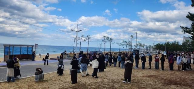 ▲ 강릉시 주문진에 위치한 BTS 버스정류장에 9일부터 국내외 BTS팬들이 찾아 관광특수를 누리고 있다.