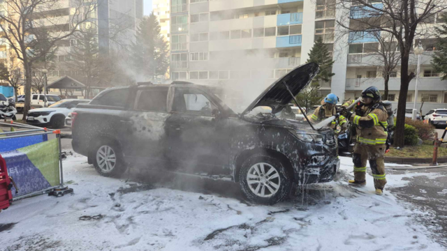 ▲ 12일 오전 6시 56분쯤 홍천군 홍천읍의 한 아파트 주차장에서 차량에 불이났다. 강원소방본부 제공.