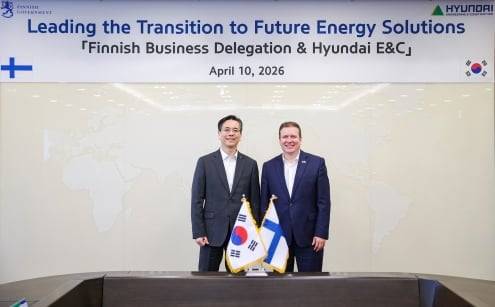 이한우 현대건설 대표(사진 왼쪽)와 빌레 타비오 핀란드 외교통상개발부 장관이 지난 10일 서울 현대건설 계동 사옥에서 에너지 협력 강화에 대해 논의한 뒤 기념사진을 찍고 있다. 현대건설 제공