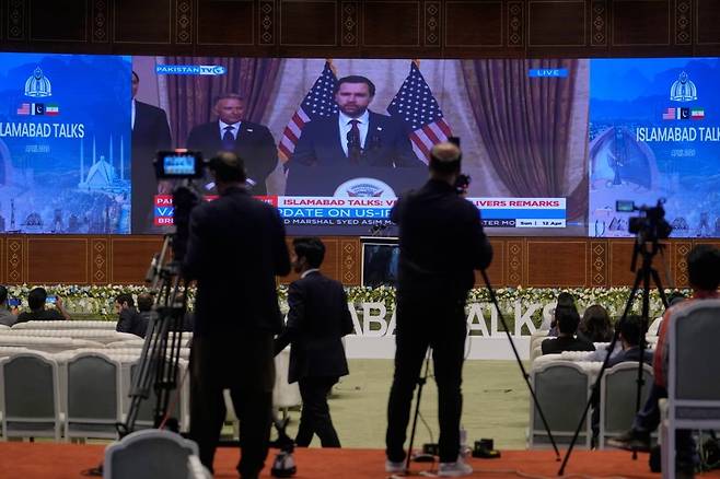 파키스탄 이슬라마바드에서 11일(현지시간) 진행된 미국-이란 협상이 결렬된 후 J D 밴스 부통령이 기자회견을 하는 모습을 미디어가 촬영하고 있다. 협상장 안에는 미디어 출입이 불허됐으며 이들은 외부 별도 공간에서 대기했다. /AP연합뉴스