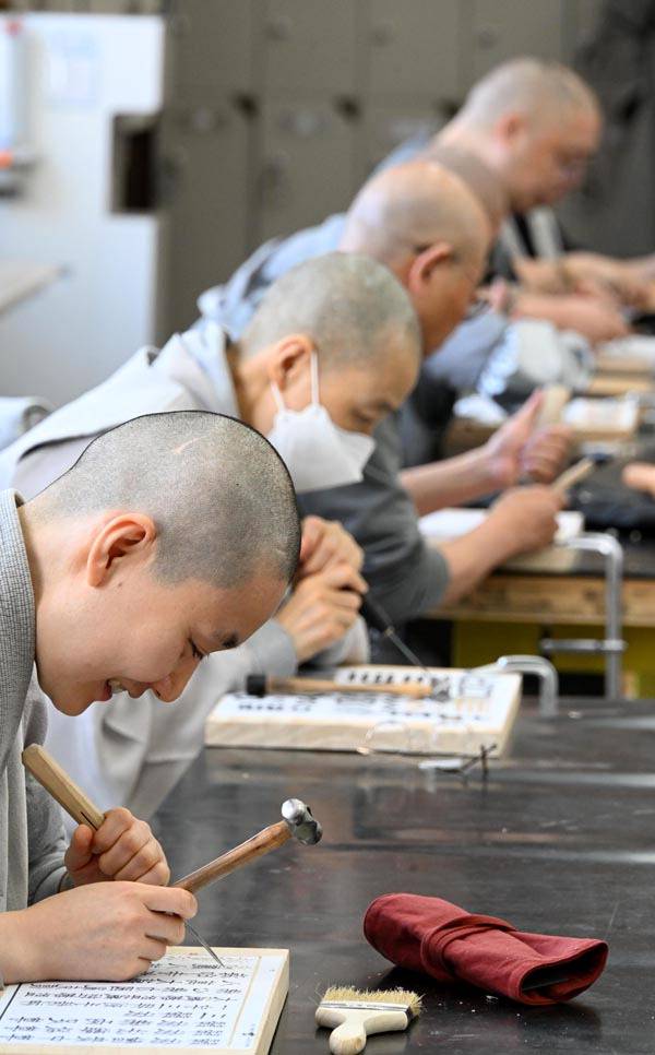 지난 10일 경남 합천 해인사 판각학교에서 스님들이 판각을 배우고 있다. 팔만대장경의 가치를 알리고 연구·활용 방법을 논의하기 위해 해인사에서 1박2일간 열린 학술 세미나의 마지막 행사로 판각학교 방문이 진행됐다.  김성효 선임기자