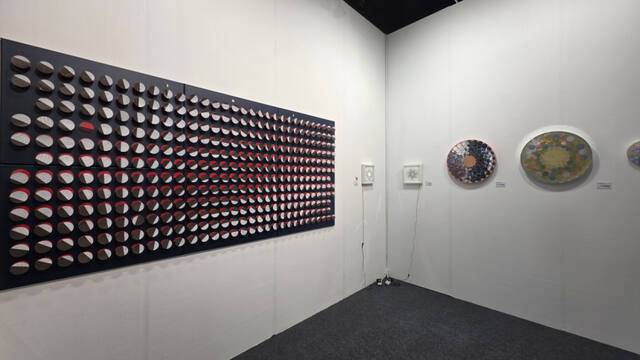 김수연 작가의 작품 ‘달력’ 시리즈와 ‘시간의 화음_3년간의 8월’ 등 신진부스에서는 독창적인 작품을 선보이는 작가들의 작품을 만나볼 수 있다. 이나경기자