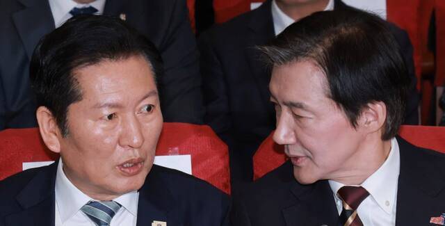 더불어민주당 정청래 대표(왼쪽)와 조국혁신당 조국 대표가 지난달 25일 국회의원회관에서 열린 5·18정신 헌법전문수록 촉구 결의대회에 참석해 대화하는 모습. 연합뉴스