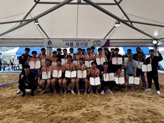 제72회 경기도체육대회 2026 광주 씨름 1부에서 종목 우승을 차지한 수원특례시 선수단이 기념사진을 찍고 있다. 경기도체육회 제공