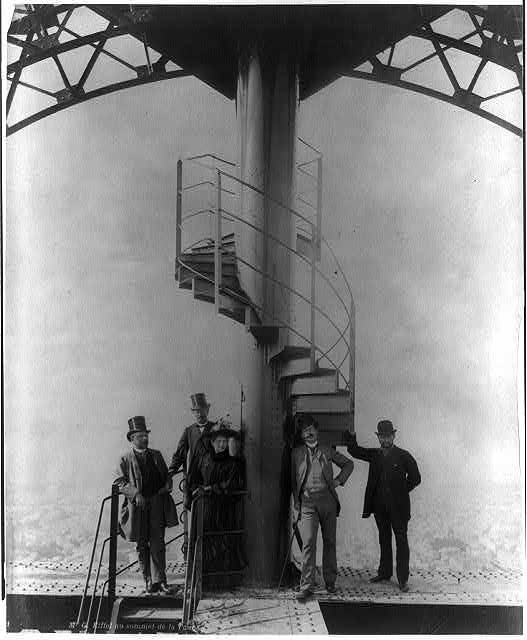 1989년 파리 만국박람회 당시 에펠탑 계단에 서 있는 사람들. 출처=티상디에 컬렉션