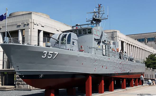 제2연평해전에서 침몰해 인양됐던 해군 고속정 참수리 357호정 실제 크기의 모형. 선체에 총탄자국이 선명하다. [사진=매경DB]