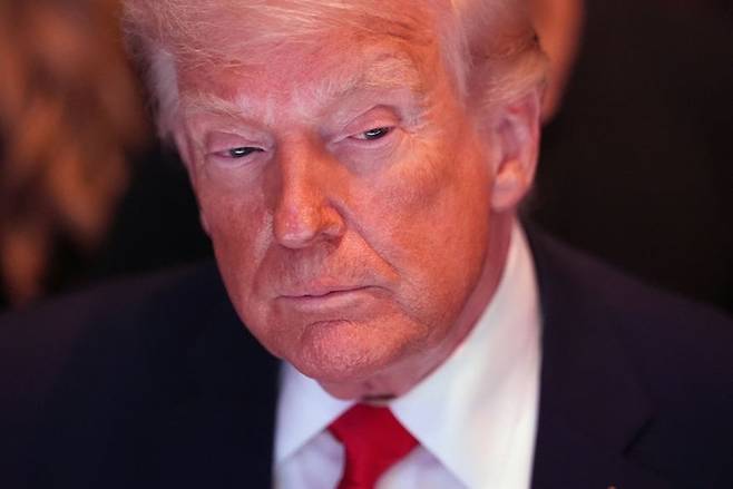 11일 마이애미 카세야 센터에서 열린 종합격투기 UFC 327 경기를 도널드 트럼프 미국 대통령이 관전하고 있다. 트럼프 대통령은 워싱턴 출발에 앞서 ″중국에 커다란 문제가 될 것″이라며 중국의 이란에 무기 제공 움직임을 경고했다. [AP 연합뉴스]