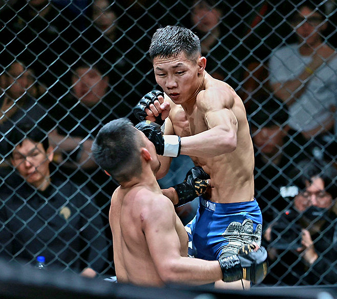 제46회 국제삼보연맹 세계선수권대회 컴뱃 금메달리스트 ‘보로클’ 간틈르 바얀드렌이 2026년 4월 블랙컴뱃 전용 경기장에서 열린 종합격투기 국가대항전 ‘블랙컵’ 시즌1 준준결승 몽골 선봉장으로 중국의 ‘금사자’ 퉈례 바허티장을 공격하고 있다. 사진=이교덕 격투기 전문기자