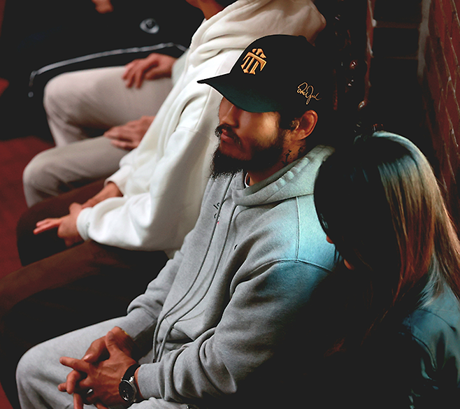 제7대 ONE Championship 종합격투기 밴텀급 챔피언 바아타르흐 옌호르길이 2026년 4월 블랙컴뱃 전용 경기장을 찾아 블랙컵 중국전을 치르는 몽골 선수들을 보고 있다. 옌호르길은 넷플릭스 예능 프로그램 ‘피지컬: 아시아’에도 출연했다. 사진=이교덕 격투기 전문기자