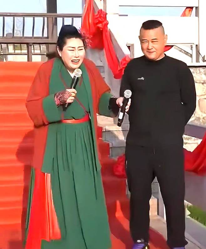 아내가 잠시 화장실에 간 사이 맞선 행사에 참여한 50대 남성(사진 왼쪽)/사진=웨이보