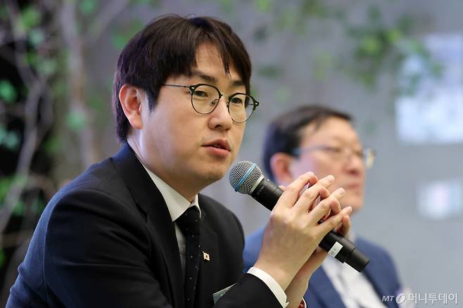 (서울=뉴스1) 박지혜 기자 = 하정우 AI미래기획수석이 10일 서울 강남구 역삼동 GS타워에서 열린 AI 혁신위원회 3차 회의에서 모두 발언을 하고 있다. 2026.4.10/뉴스1  Copyright (C) 뉴스1. All rights reserved. 무단 전재 및 재배포,  AI학습 이용 금지. /사진=(서울=뉴스1) 박지혜 기자