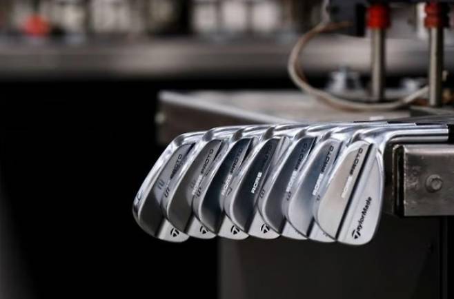 매킬로이(북아일랜드)가 3라운드 부진에도 선두 자리를 지켰다. 사진은 테일러메이드가 로리 매킬로이의 커리어 그랜드슬램 달성을 기념해 출시한 한정판 아이언 'RORS PROTO'. 사진은 기사 내용과 직접적인 관계가 없음./사진=테일러메이드