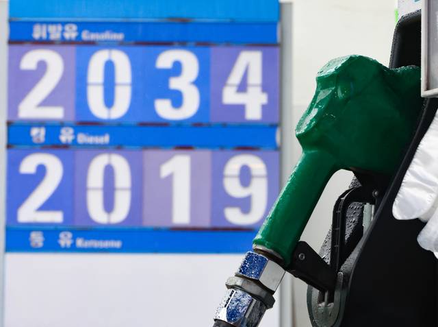 지난 9일 서울 시내 한 주유소에서 휘발유와 경유가 ℓ당 2000원대에 판매되고 있다. 뉴시스