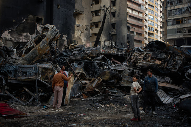 10일(현지 시간) 레바논 베이루트에서 주민들이 지난 8일 이스라엘 공습이 발생한 현장을 보고 있다. AP뉴시스