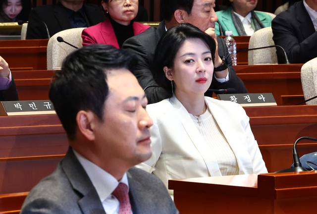 배현진 국민의힘 의원이 지난달 9일 국회에서 열린 의원총회에서 장동혁 대표를 바라보고 있다.  뉴시스