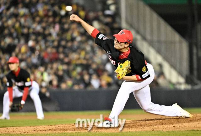 2일 오후 서울 잠실야구장에서 진행된 '2026 KBO리그' LG트윈스와 KIA타이거즈의 경기. KIA 성영탁이 역투하고 있다./마이데일리