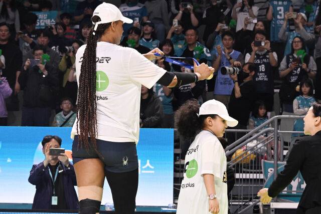 GS칼텍스 실바가 시상식으로 걸어가면서 우승 메달을 딸 시아나에게 걸어주고 있다. / 한국배구연맹(KOVO)