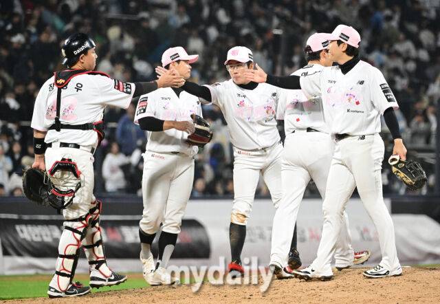 KT 허경민이 승리한 뒤 후배들과 하이파이브를 하고 있다 / 수원 = 유진형 기자 zolong@mydaily.co.kr