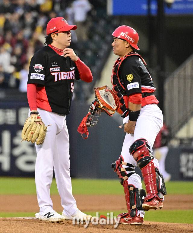 2026년 4월 1일 오후 서울 잠실구장에서 '2026 신한 SOL KBO리그' KIA 타이거즈와 LG 트윈스의 경기. KIA 선발투수 양현종이 1회초 연속 볼넷을 내준 뒤 김태군 포수와 이야기를 나누고 있다./마이데일리