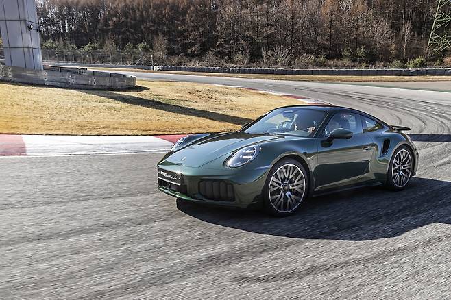 8일 강원 인제군 인제 스피디움에서 열린 미디어 트랙 익스피리언스에서 기자단이  포르쉐 신형 911 터보 S를 시승해보고 있다. [포르쉐코리아 제공]