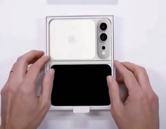 SNS에 유출된 애플의 첫 폴더블폰 언박싱 추정 영상.  [엑스 계정 @seraleev 캡처]