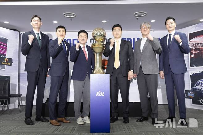 [서울=뉴시스] 김근수 기자 = 10일 서울 서초구 KBL센터에서 열린 2025-26 LG전자 프로농구 플레이오프 미디어데이에서 감독들이 기념촬영을 하고 있다. 왼쪽부터 DB 김주성 감독, KCC 이상민 감독, 정관장 유도훈 감독, LG 조상현 감독, 소노 손창환 감독, SK 전희철 감독. 2026.04.10. ks@newsis.com