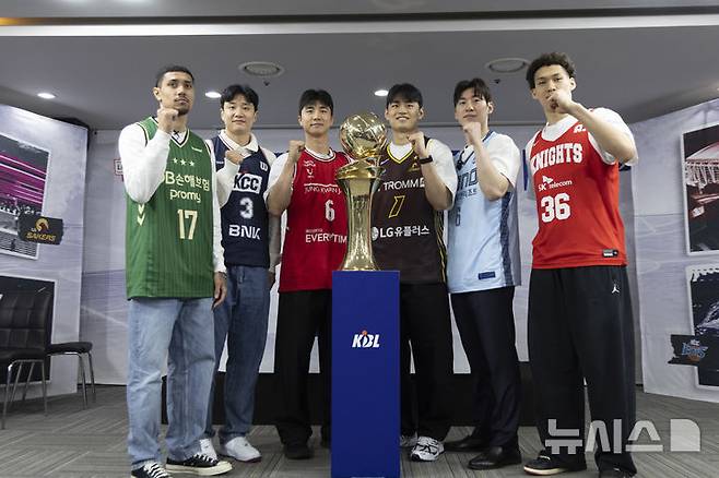 [서울=뉴시스] 김근수 기자 = 10일 서울 서초구 KBL센터에서 열린 2025-26 LG전자 프로농구 플레이오프 미디어데이에서 기념촬영을 하고 있다. 왼쪽부터 DB 이선 알바노, KCC 허웅, 정관장 박지훈, LG 유기상, 소노 이정현, SK 에디 다니엘. 2026.04.10. ks@newsis.com
