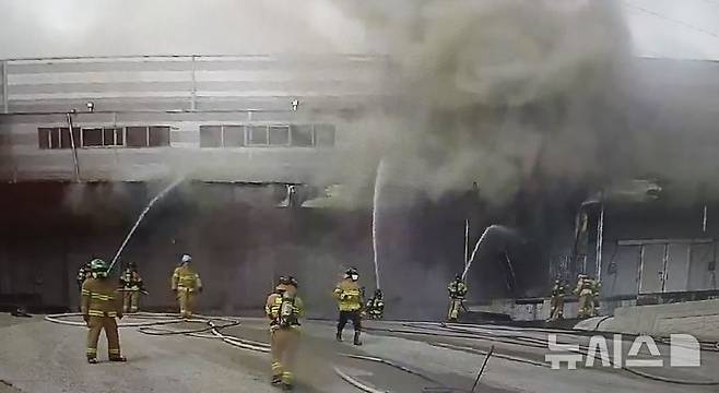 [광주=뉴시스] 12일 오전 전남 완도군 군외면 한 수산물 냉동창고에서 불이 나 당국이 진화 작업을 벌이고 있다.(사진 = 독자 제공) 2026.04.12. photo@newsis.com